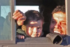 Xe buýt chở dân và phe nổi dậy rời khỏi đông Aleppo