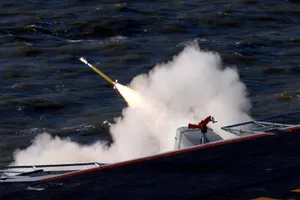 Trung Quốc tập trận bắn đạn thật với tàu sân bay 