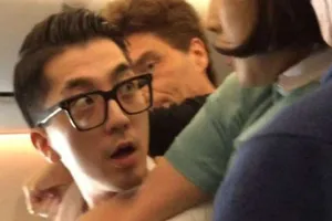 Nhân viên máy bay được dùng súng điện xử lý khách quậy