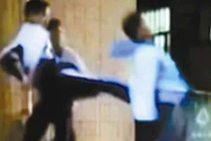 Trung Quốc trừng phạt 2.337 học sinh đánh bạn