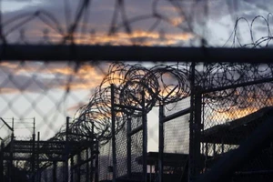 Obama thách thức Trump về tù nhân Guantanamo