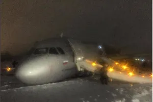 Máy bay chở 171 người trượt đường băng