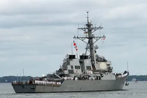 Tàu Mỹ bắn tàu Iran ở eo biển Hormuz