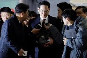 Công tố viên Hàn Quốc xin lệnh bắt phó chủ tịch Samsung