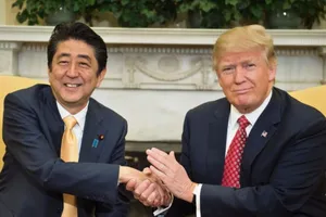 Trump, Abe phản đối vũ lực, cải tạo biển Đông