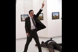 Ảnh ám sát đại sứ Nga đoạt giải Ảnh báo chí thế giới