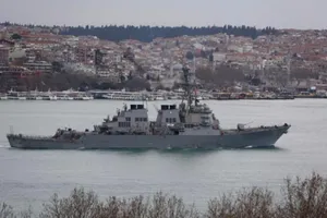 Máy bay Nga đụng độ tàu khu trục Mỹ ở biển Đen