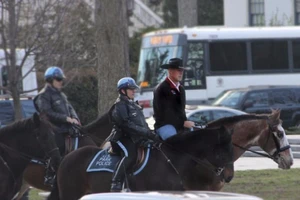 Bộ trưởng Nội vụ Mỹ đi làm ngày đầu tiên... bằng ngựa