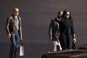 Vợ chồng Obama tươi cười cùng nhau trên phố