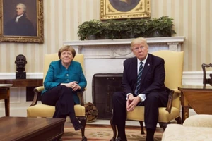 Ông Trump gượng gạo từ chối bắt tay bà Merkel
