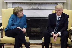 Ông Trump không bắt tay bà Merkel là do không nghe thấy