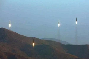 Triều Tiên lại mới phóng một loạt tên lửa