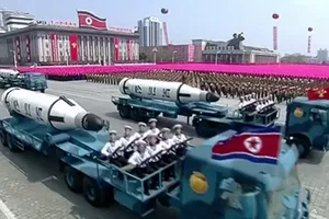 Triều Tiên đưa tên lửa đạn đạo xuyên lục địa diễu binh 