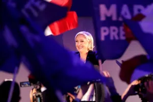 Quyết giành ghế tổng thống, bà Le Pen bỏ đảng cực hữu