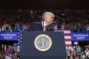 Tại sao Trump bất ngờ chuyển từ đối nội sang đối ngoại?