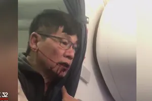United Airlines dàn xếp bồi thường ông David Dao