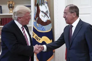 Ông Trump bị tố chia sẻ thông tin mật với Nga