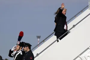 Kết thúc công du, ông Trump về với thách thức ở Mỹ