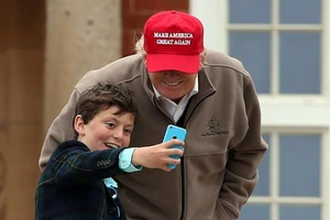 Ông Trump bàn chuyện 'quốc gia đại sự' bằng ... di động