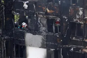 Ném con mong thoát đám cháy kinh hoàng ở London