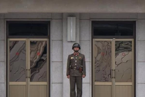 Lính Triều Tiên bơi vượt sông trốn sang Hàn Quốc