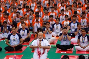 Thủ tướng Ấn Độ tập Yoga cùng hàng ngàn dân