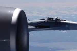 Mỹ công bố ảnh Su-27 Nga chặn đầu nguy hiểm RC-135 Mỹ