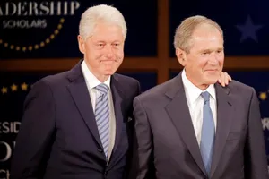 Clinton, Bush nhắn nhủ ông Trump khiêm tốn, trách nhiệm