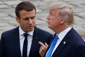 Gặp Tổng thống Pháp, ông Trump tranh thủ bênh con