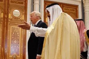 Ông Trump điện đàm vua Saudi nhưng nước đôi về Qatar