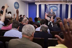 Nhà Trắng lại cấm quay phim khi họp báo