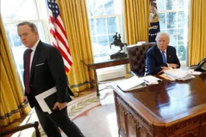 Phát ngôn viên ra đi, lộ diện mâu thuẫn âm ỉ Nhà Trắng 