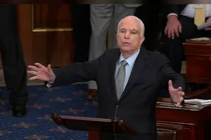 Bất chấp ung thư, nghị sĩ McCain vẫn tái xuất lạc quan