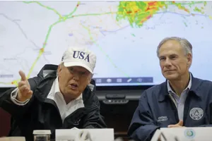 Ông Trump bị đối nội, đối ngoại bao vây