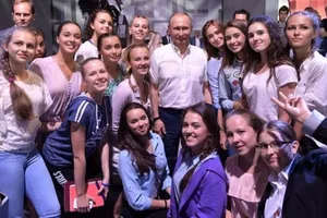 Ông Putin đứng lớp giảng bài cho học sinh Nga