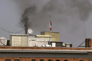 Khói bốc cao từ Tổng lãnh sự quán Nga tại Mỹ