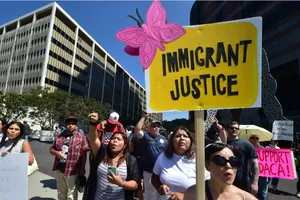 Ông Trump hủy chương trình hoãn trục xuất trẻ em