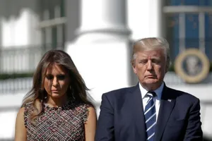 Xả súng Las Vegas, bão Puerto Rico gây khó ông Trump