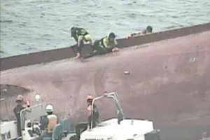 Tàu cá Trung Quốc tông tàu dầu Hong Kong, 12 người chết