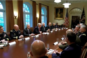 Gặp quân đội, ông Trump ám chỉ ‘bình yên trước bão’