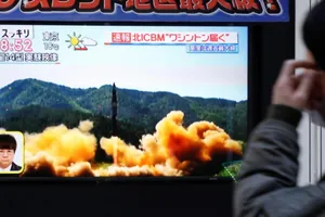 Triều Tiên thử tên lửa nghi ICBM rơi sát Nhật