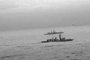 Tàu Anh bám đuôi tàu Nga tiến sát lãnh hải