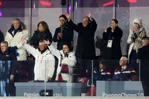 Ông Pence không đứng chào đoàn VĐV liên Triều diễu hành