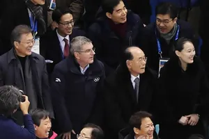 Ông Moon cùng em gái ông Kim xem VĐV liên Triều thi đấu