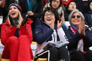 Cô Ivanka Trump xem trượt ván với đệ nhất phu nhân Hàn