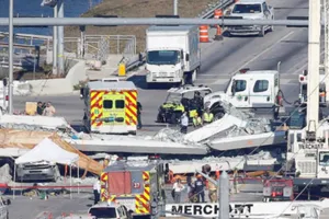 Sập cầu bộ hành ở Mỹ, 4 người chết