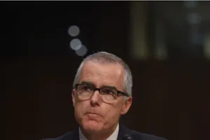 Phó giám đốc FBI bị sa thải trước giờ về hưu 26 tiếng