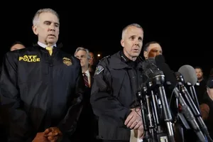 Bị bao vây, nghi can đánh bom hàng loạt ở Mỹ tự sát