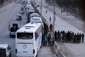 Đoàn xe đầu tiên chở phe nổi dậy rời Đông Ghouta