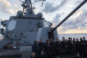 Tàu Mỹ áp sát đá Vành Khăn trên biển Đông